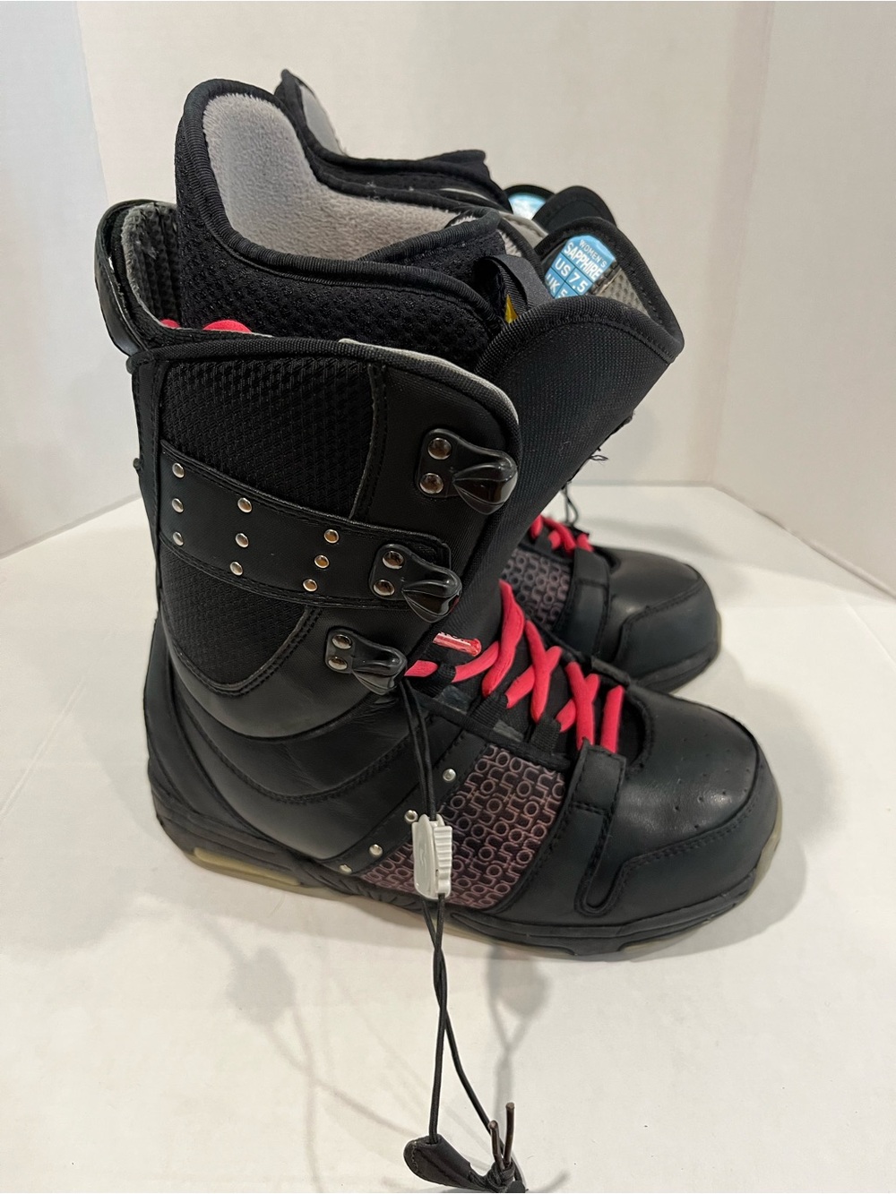 Woman’s Burton Snow Boots sz 7.5. Very Good Condition.